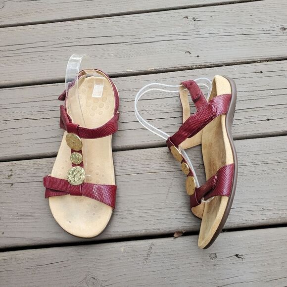 Vionic Farra Lizard Red Faux Leather Embossed Gold Metal Medallion Sandals 8.5 W - Picture 2 of 10
